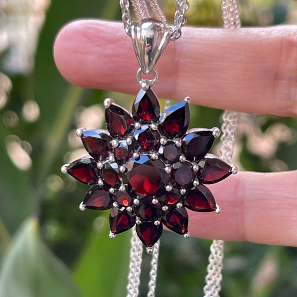 Natural garnet sunburst solid sterling silver pendant & 3 strand chain - Picture 3 of 11